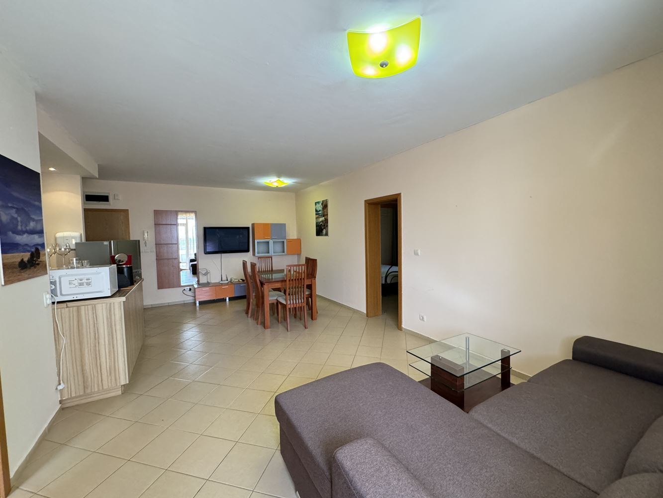 Prostorný apartmán se dvěma ložnicemi v první linii u moře ve Sveti Vlasu – výhled na moře a bazény