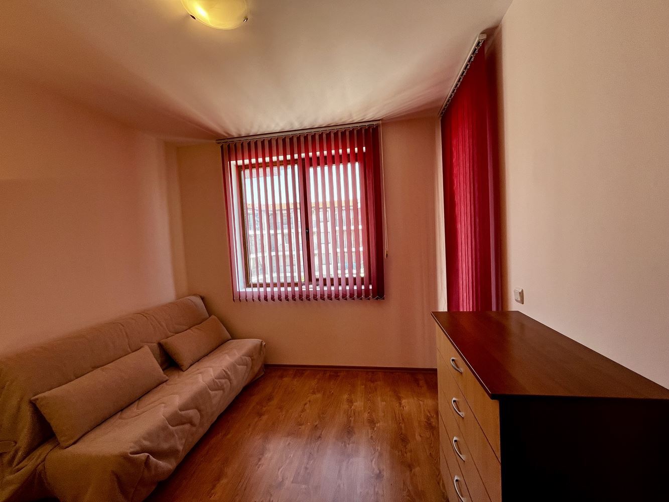 Mořský komfort a klid v blízkosti Nesebaru! Zařízený apartmán s jednou ložnicí s výhledem na bazén v luxusním uzavřeném komplexu