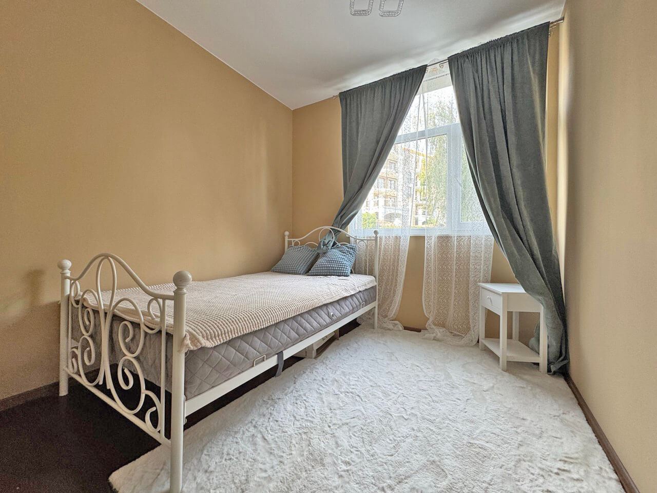 Prostorný apartmán se dvěma ložnicemi s výhledem na bazén na Slunečném pobřeží