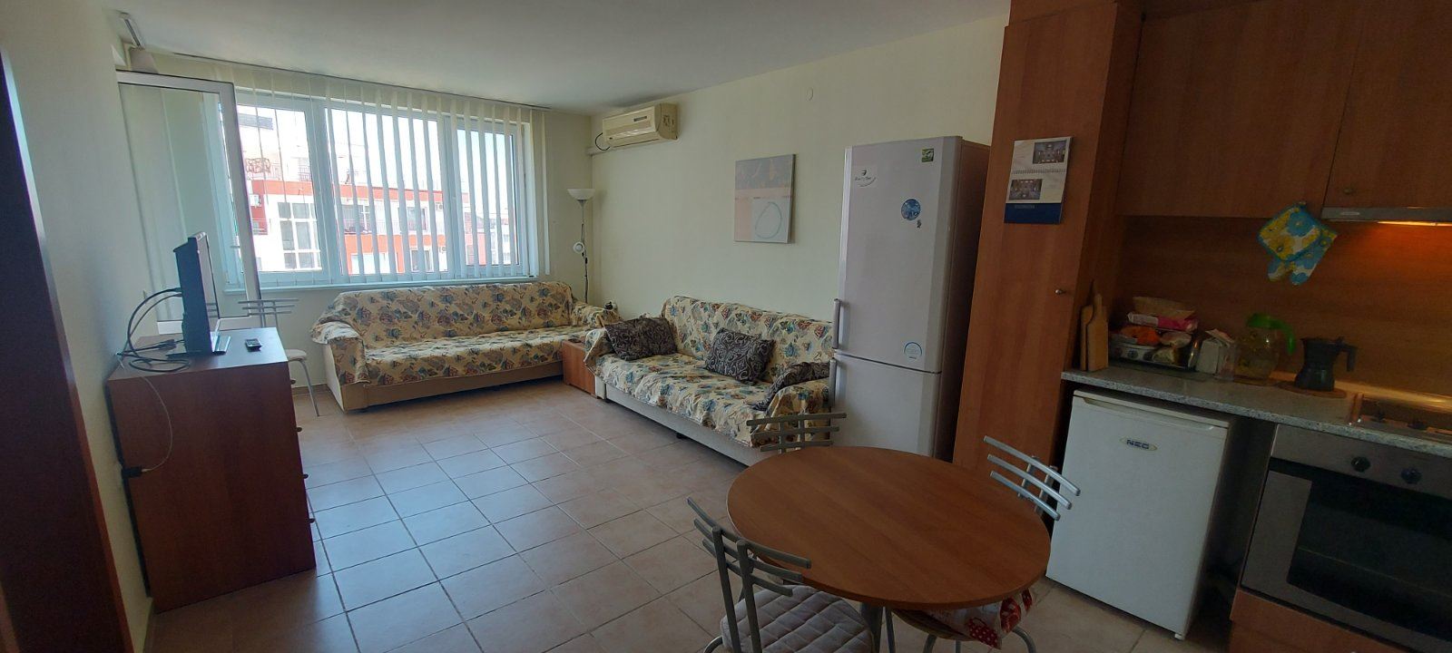 Prostorný apartmán se dvěma ložnicemi a výhledem na moře v první linii u moře – připraven k nastěhování