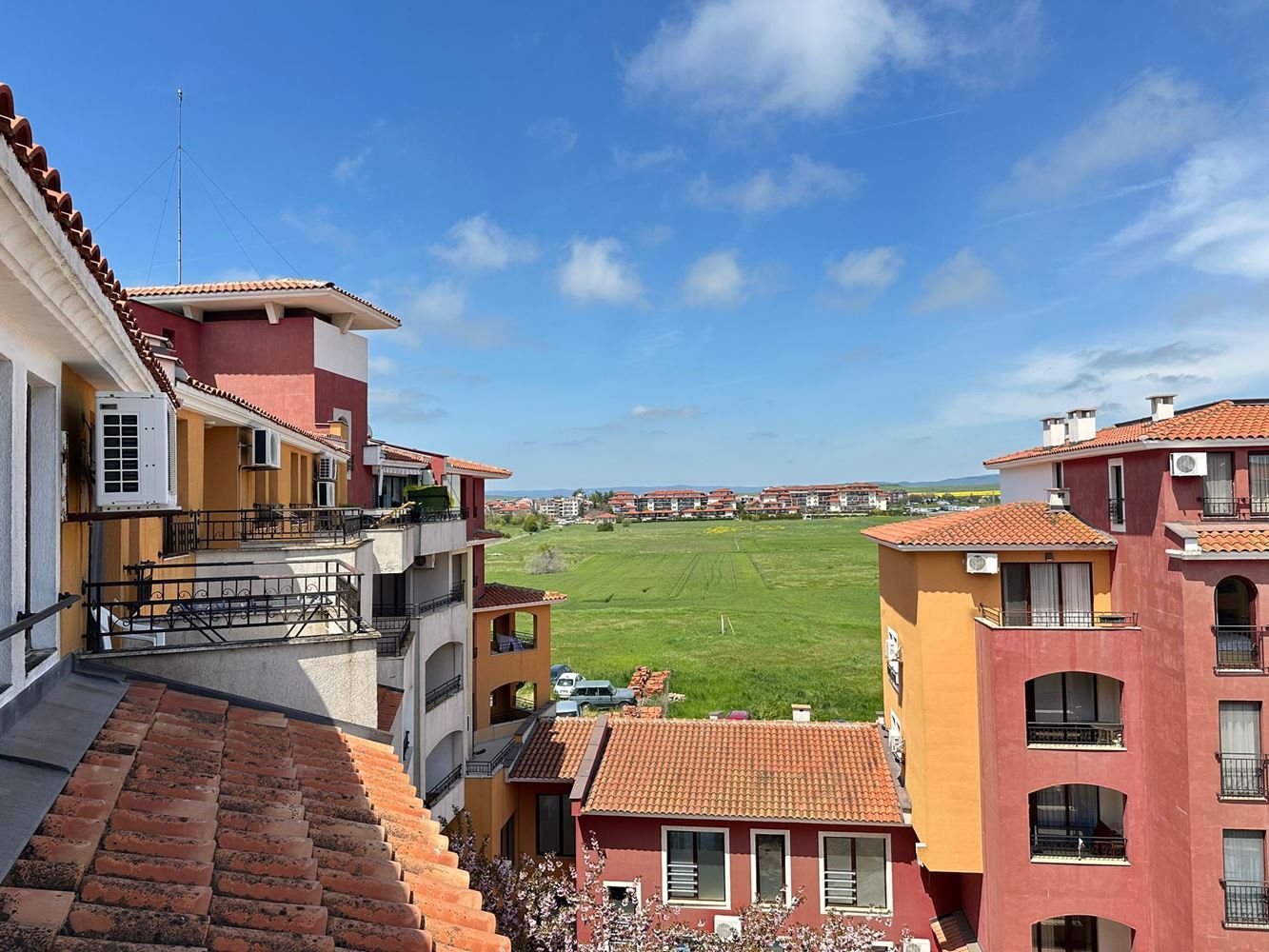 Apartmán s jednou ložnicí v první linii u moře v Aheloji – mořská atmosféra, luxusní vybavení a připravené dokumenty k uzavření obchodu