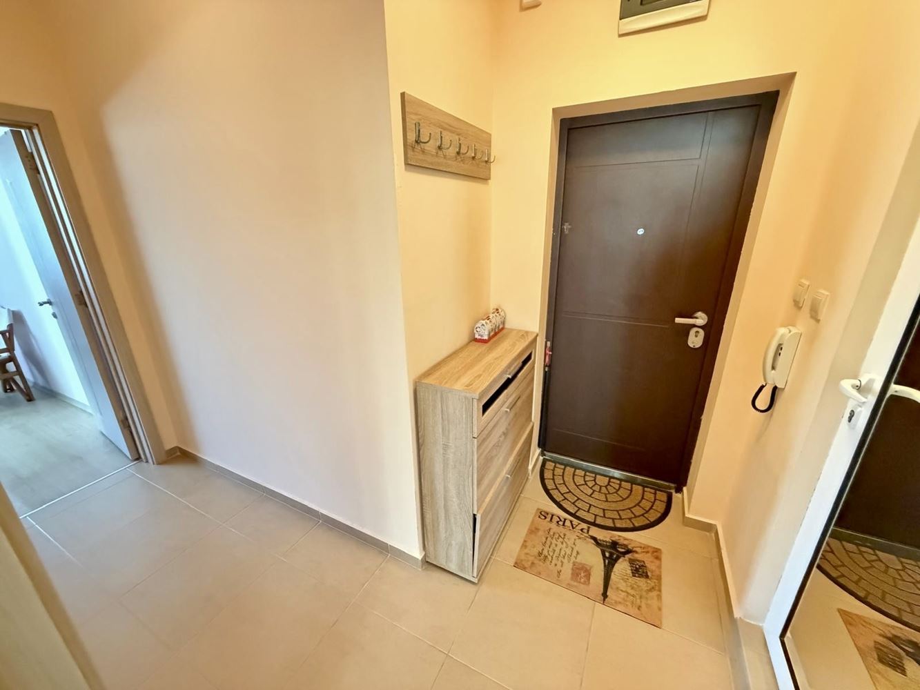 Sarafovo – prostorný apartmán s jednou ložnicí, Aktem 16, minimálním poplatkem za údržbu a kompletním vybavením