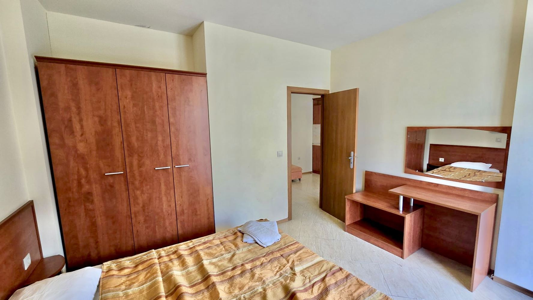 Prostorný apartmán s jednou ložnicí na Slunečním pobřeží – skvělá investice s kompletní dokumentací