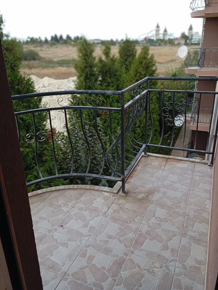 Plně zařízený dvoupokojový apartmán 200 m od pláže v Ravdě – klid, zeleň a komfort v menším komplexu