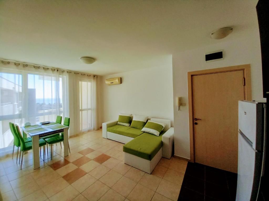 Prostorný apartmán se dvěma ložnicemi a panoramatickým výhledem na moře ve Svatém Vlasu – komfort, klid a výborná lokalita