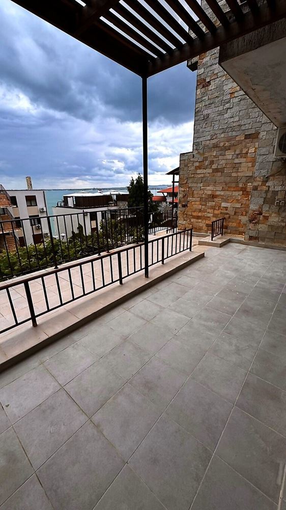 Třípokojový apartmán s výhledem na moře v prestižním komplexu ve Svatém Vlasu
