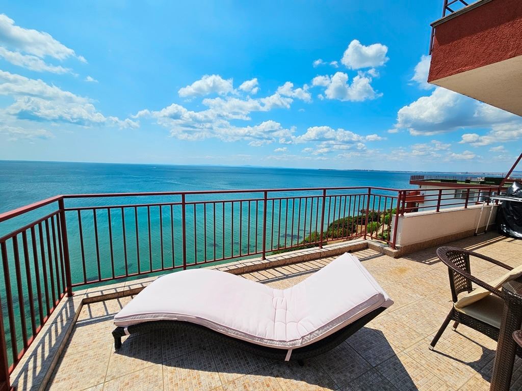Luxusní panoramatický apartmán na první linii u moře se dvěma ložnicemi a obrovskou terasou
