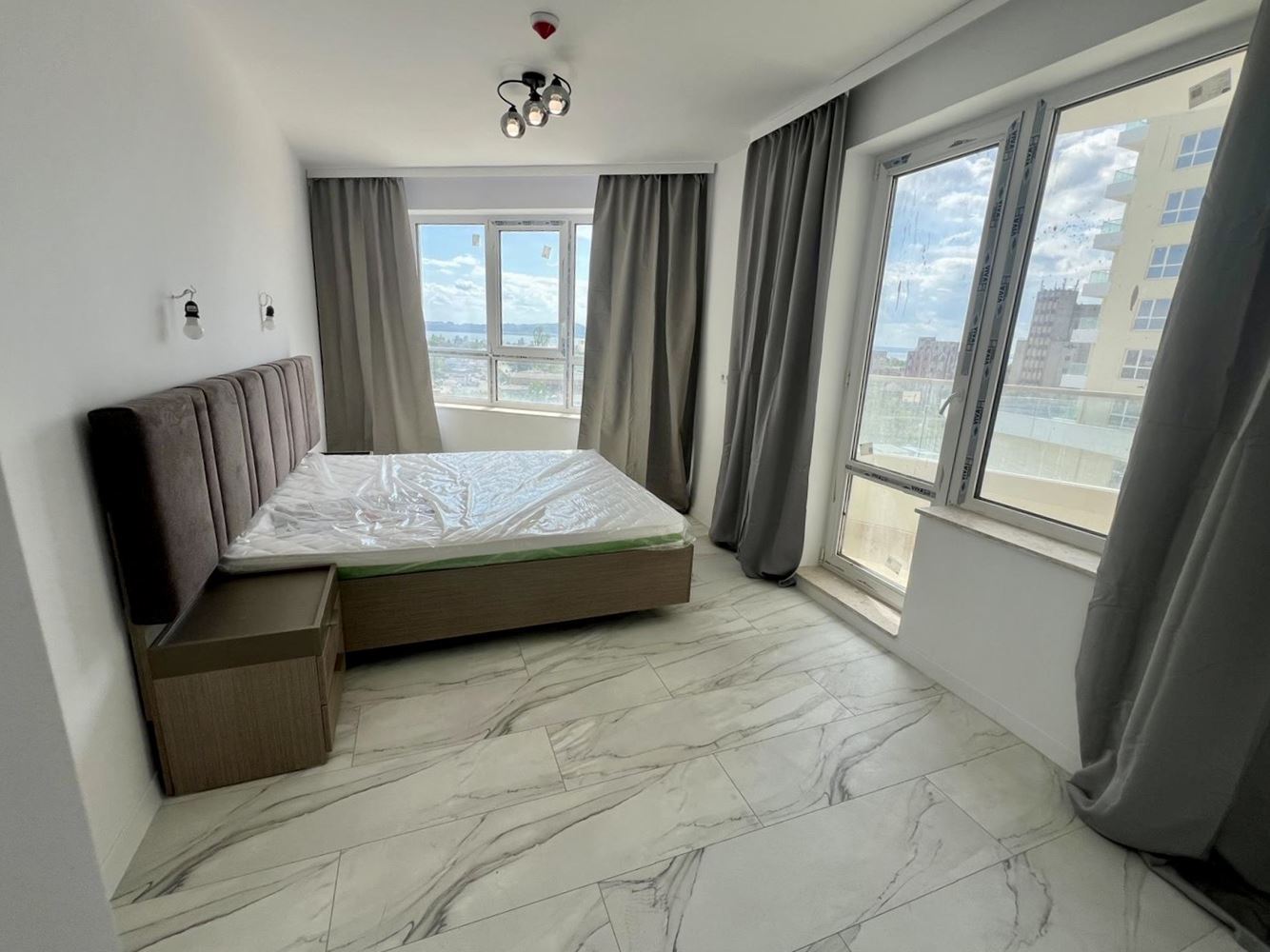 Moderní apartmán s jednou ložnicí s panoramatickým výhledem v prestižním komplexu – připraven k nastěhování
