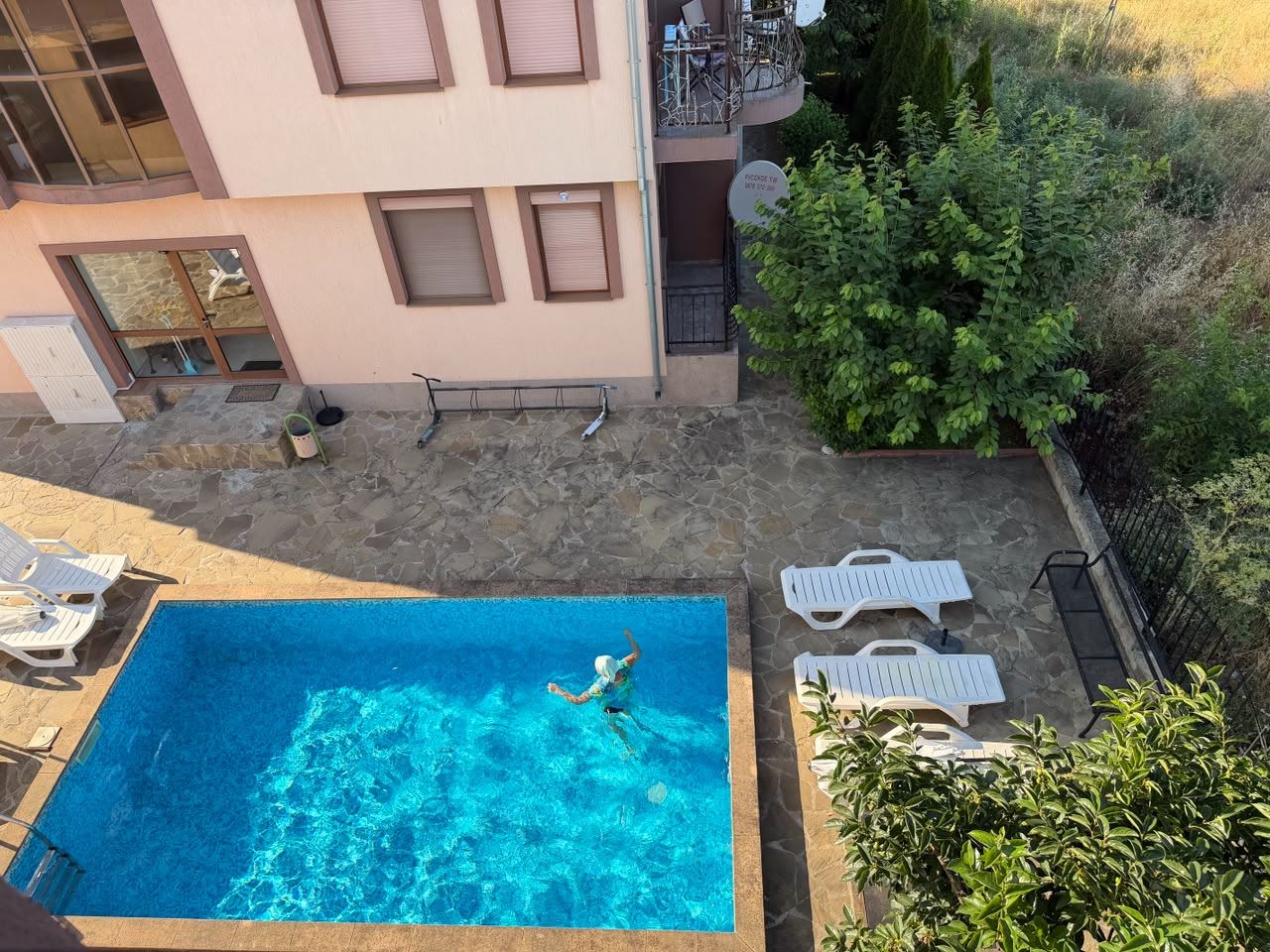 Útulný apartmán s jednou ložnicí v Ravdě v komplexu – připravený k bydlení