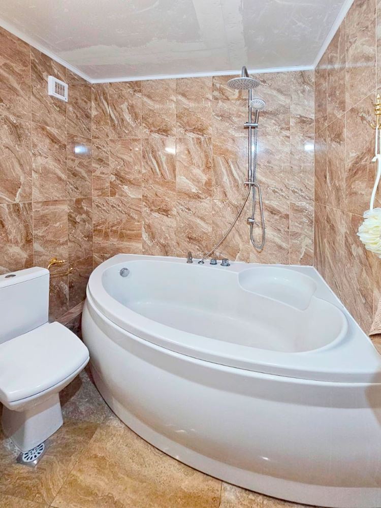 Luxusní třípokojový apartmán s výhledem na moře na první linii v Ravdě – 114 m², dvě terasy a maximální komfort