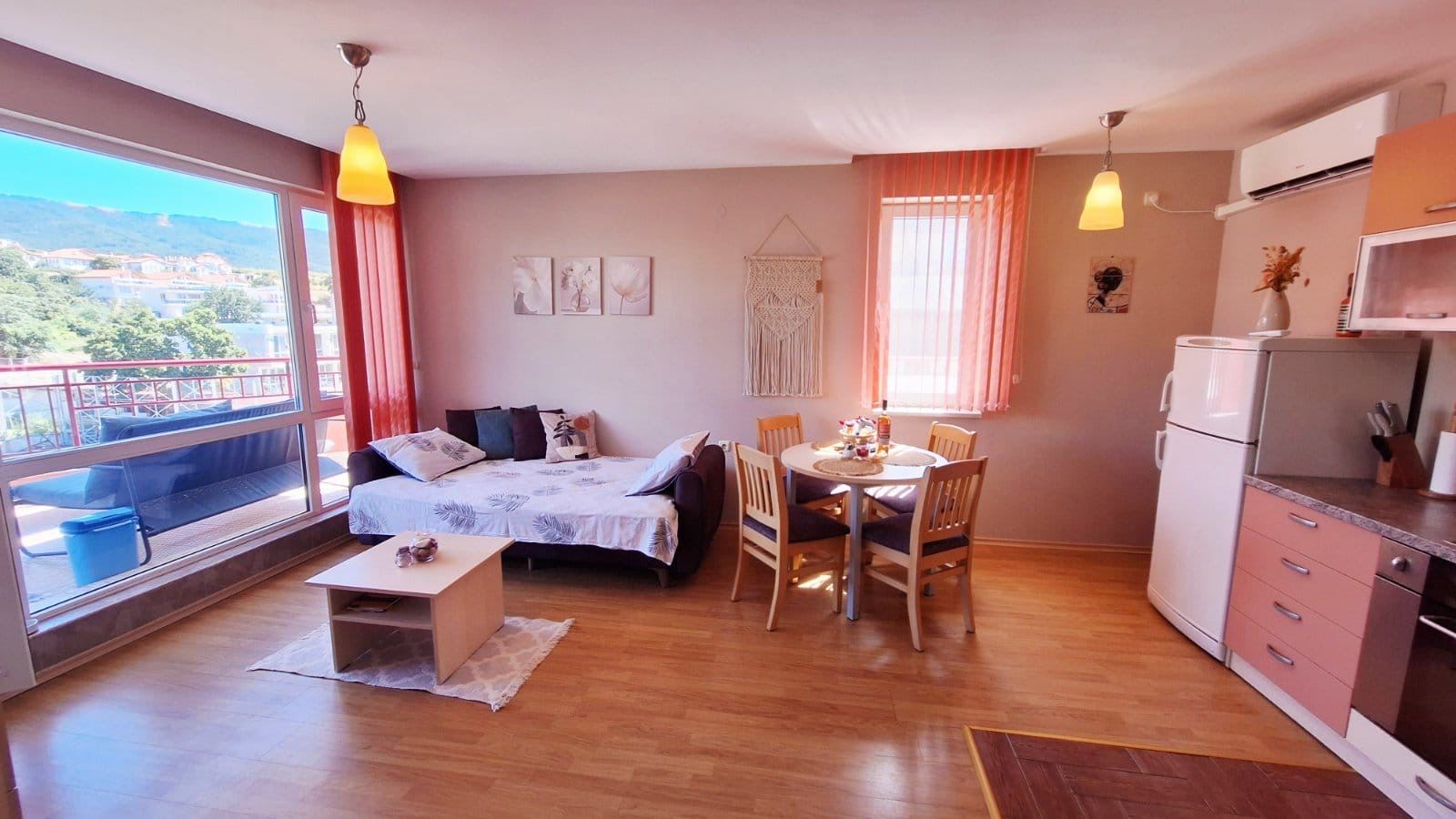 Jen pár kroků od moře – útulný apartmán se dvěma ložnicemi na začátku Svatého Vlasu