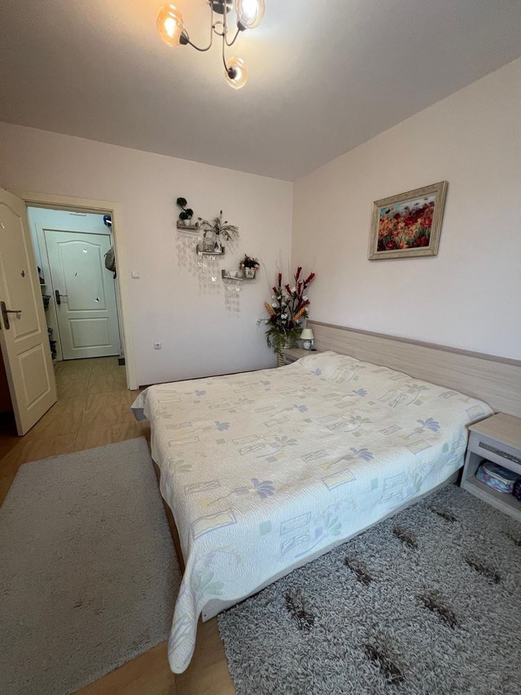 Prostorný apartmán s jednou ložnicí 5 minut od pláže v Slunečném pobřeží – zařízený a připravený k nastěhování