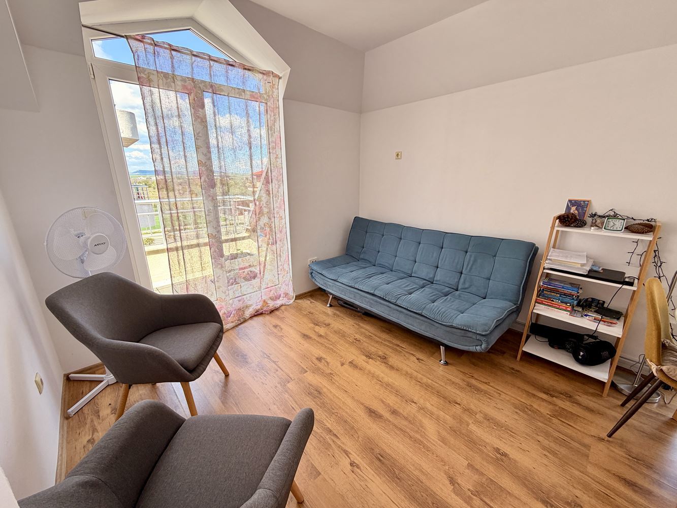 Prostorný apartmán s jednou ložnicí ve výborné lokalitě v čtvrti Černo More, Nesebar
