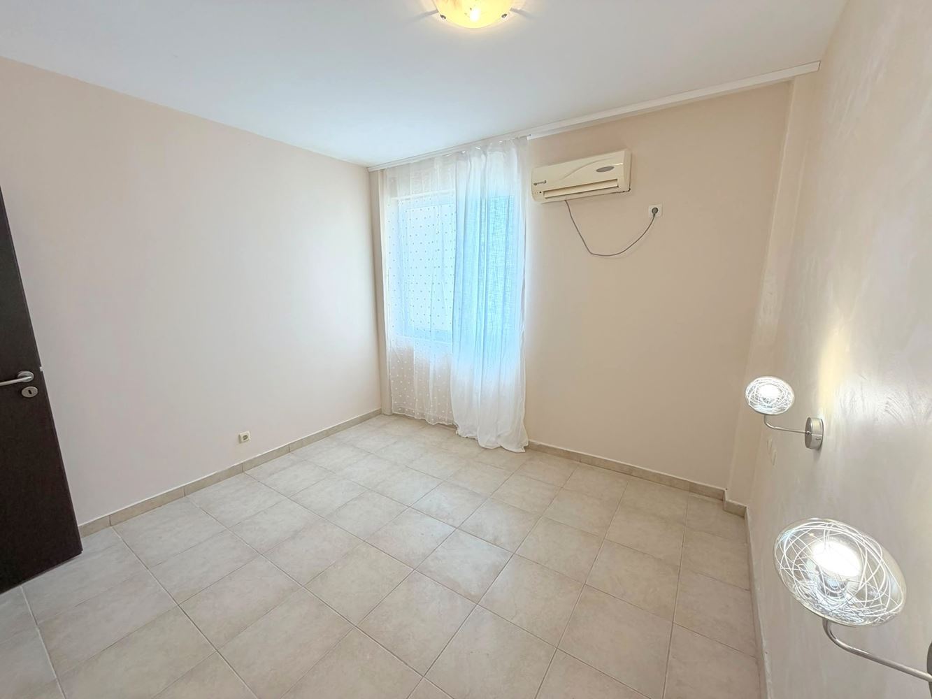 Apartmán se dvěma ložnicemi v Slunečném pobřeží bez poplatku za údržbu – výborná lokalita, atraktivní investice