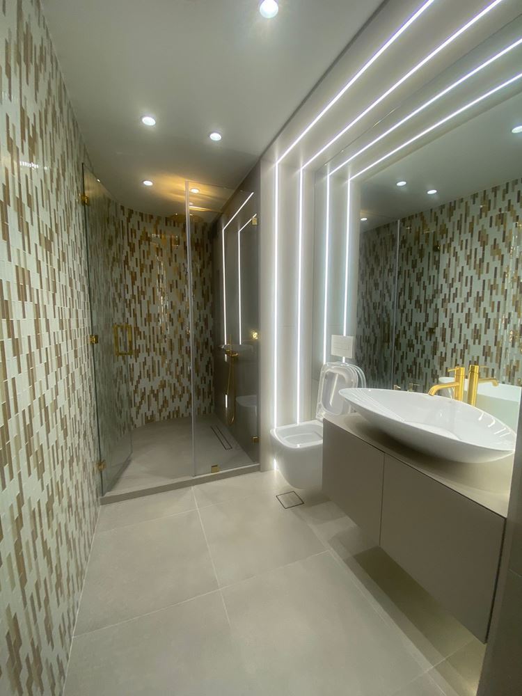 Elegantní a prostorný třípokojový apartmán v první linii u moře v Nesebaru – panoramatický výhled na moře a prémiový komfort
