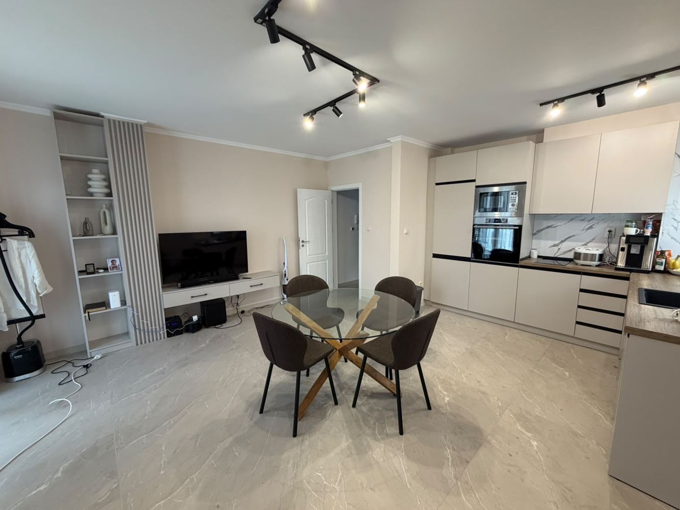 Luxusní apartmán se dvěma ložnicemi v novém komplexu u Slunečného pobřeží – komfort, bezpečnost a vynikající investice