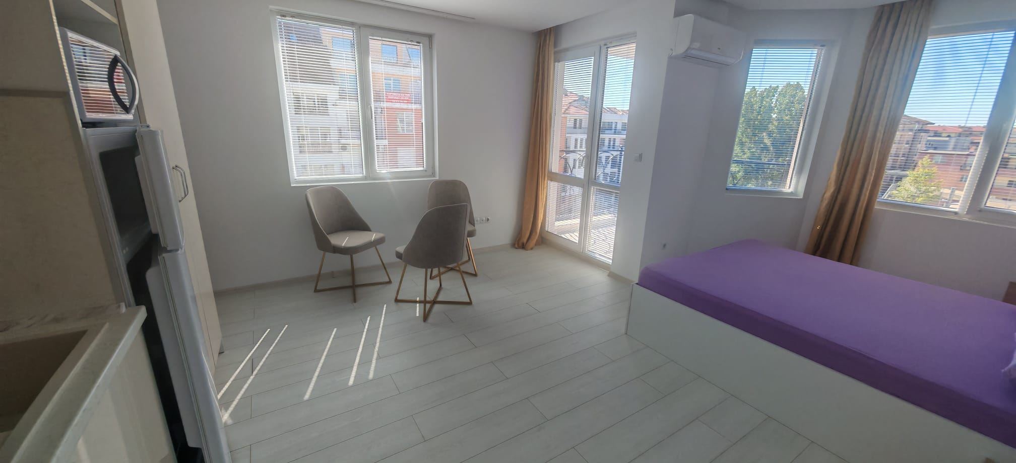 Luxusní studio s výhledem na bazén v novém komplexu na Slunečném pobřeží – připravené k nastěhování