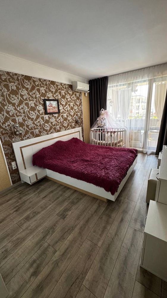 Byt s jednou ložnicí v prestižním komplexu s výhledem na moře a zeleň