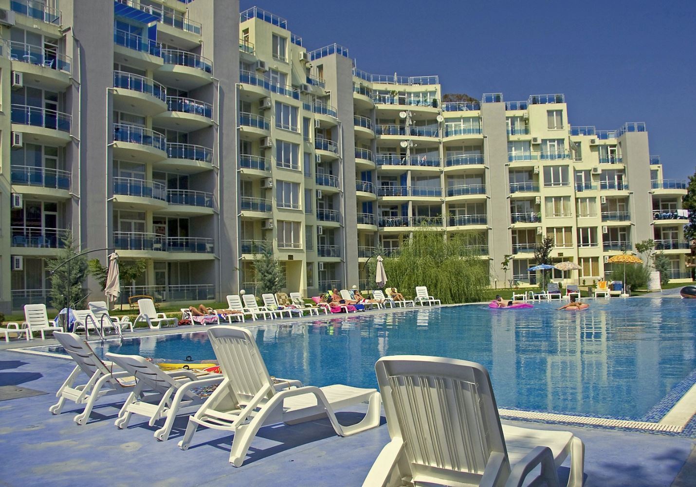 Slunné a prostorné studio s výhledem na moře v Ravdě – 100 m od pláže, v udržovaném komplexu s bazénem a zelení