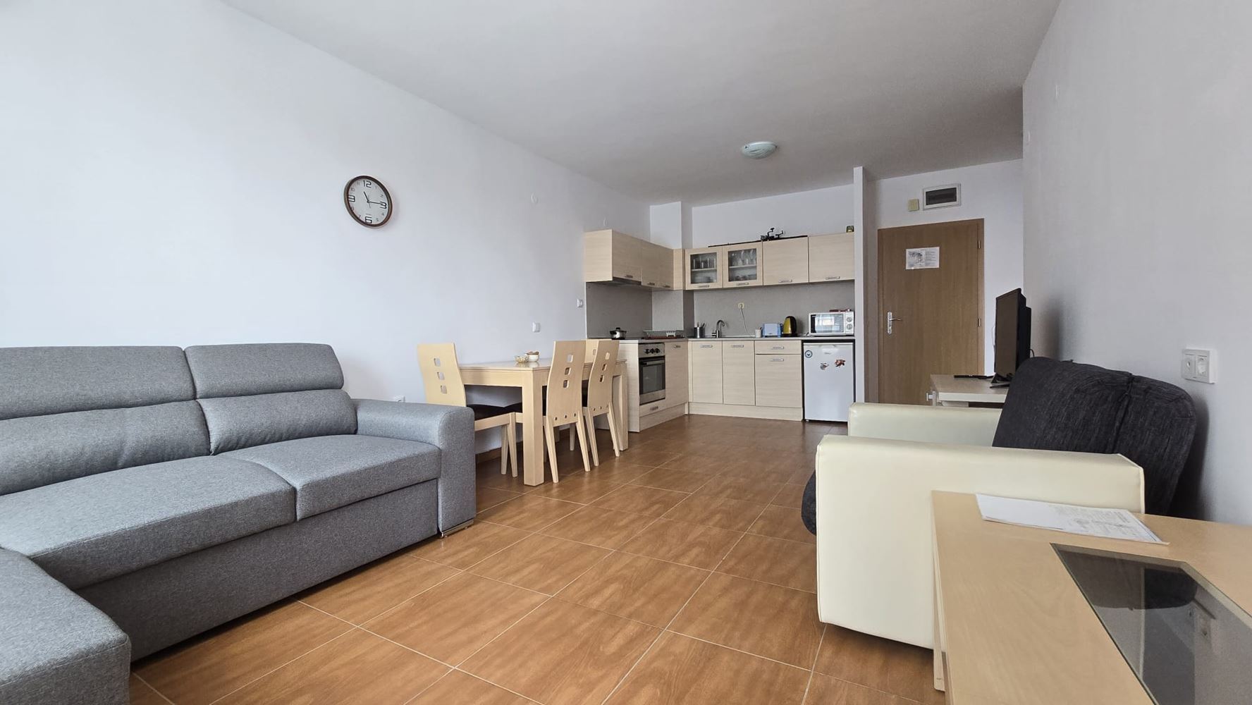 Dvoupokojový apartmán s výhledem na bazén v Svatém Vlasu – jen pár metrů od moře