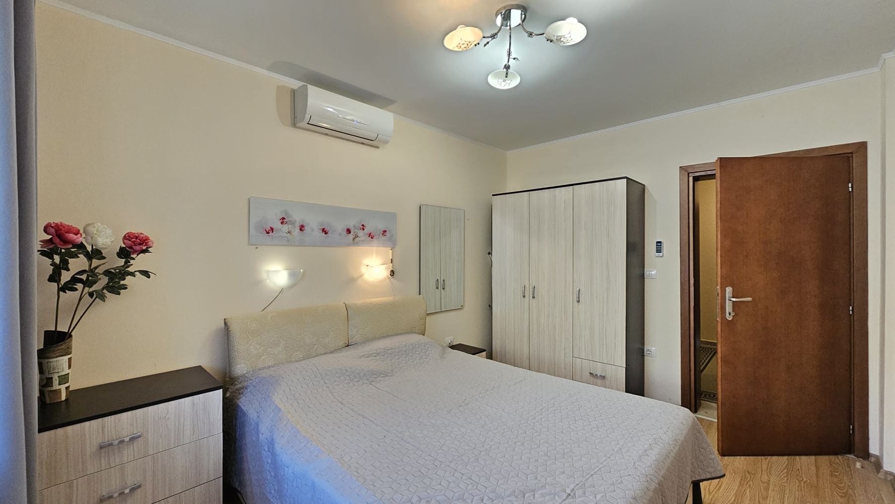 Prostorný apartmán se dvěma ložnicemi na první linii u moře se soukromou pláží ve Sveti Vlas