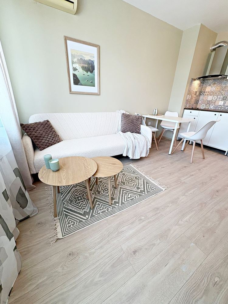 Stylový byt s jednou ložnicí s nízkým poplatkem za údržbu ve výborném komplexu na Slunečném pobřeží – připraven k nastěhování nebo investici