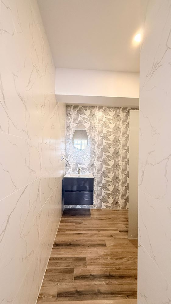 Luxusní apartmán se třemi ložnicemi na první linii v Ravdě – prostor, prestiž a úchvatné mořské panorama