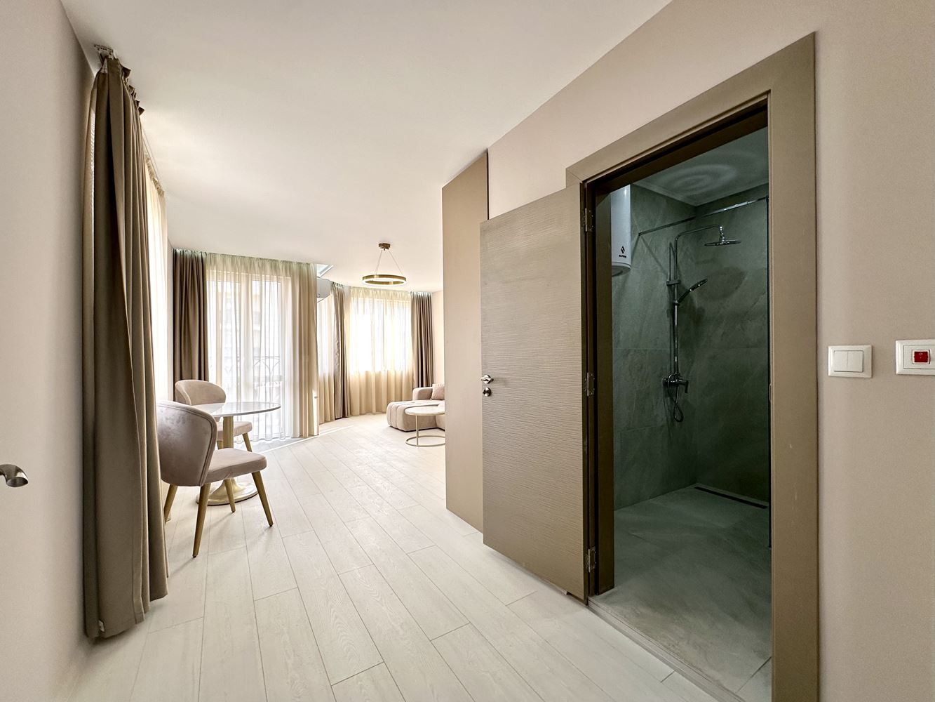 Útulný byt s jednou ložnicí s výhledem na bazén a zeleň ve Slunečném pobřeží – připraven k užívání