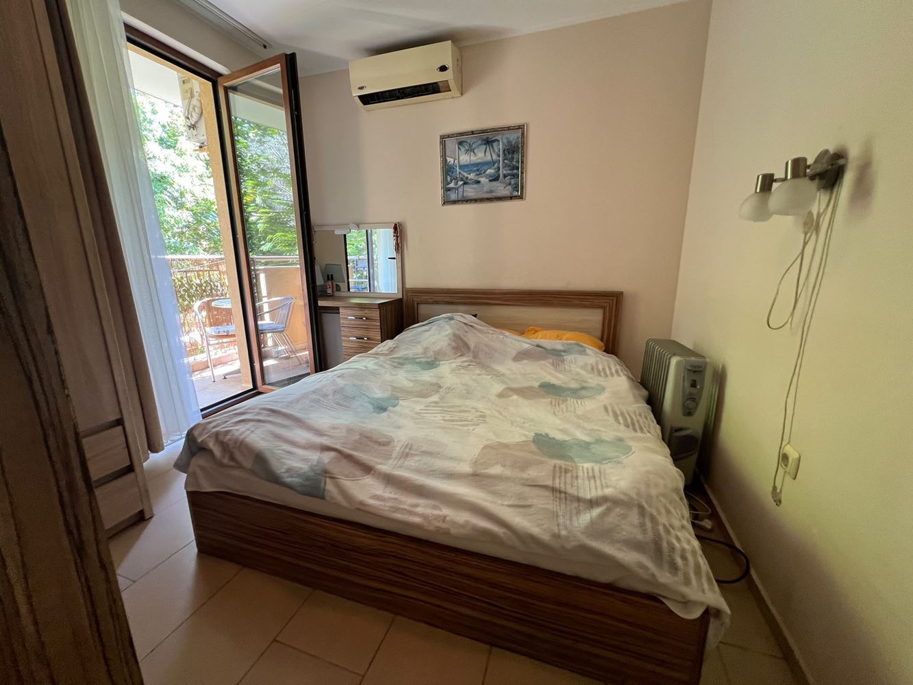 Atraktivní apartmán s jednou ložnicí obklopený zelení v klubovém komplexu v Sunny Beach