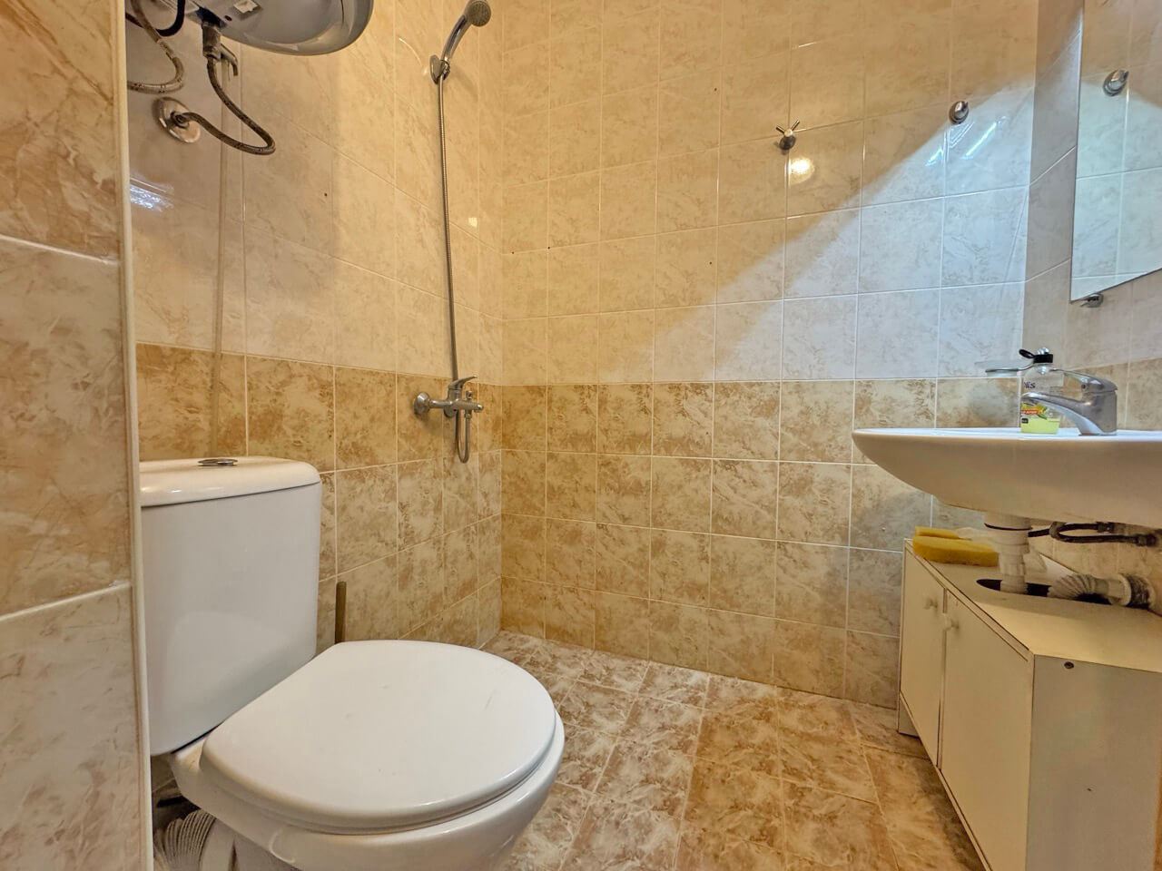 Funkční třípokojový byt v přízemí v moderním komplexu v oblasti Slunečního pobřeží