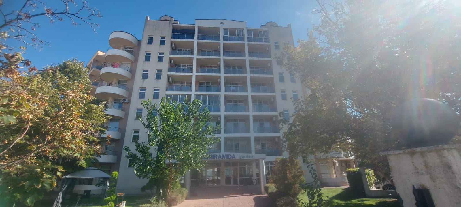 Prostorný dvoupokojový byt v přízemí s výhledem na bazén v Slunečném pobřeží – zařízený a připravený k nastěhování