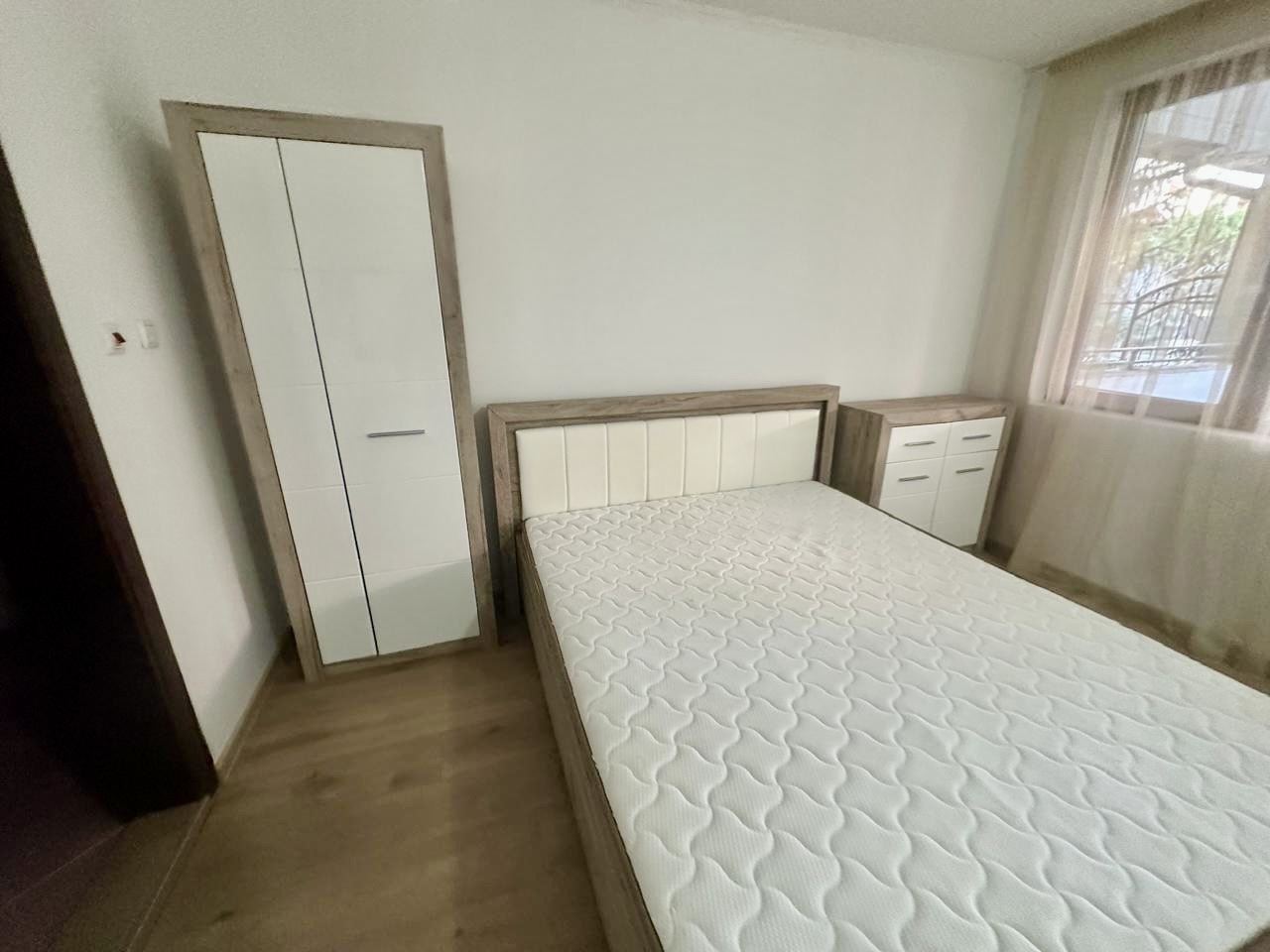 Prostorné studio v přízemí s velkou terasou a možností přeměny na byt s jednou ložnicí – bezpečí a komfort v Nessebaru