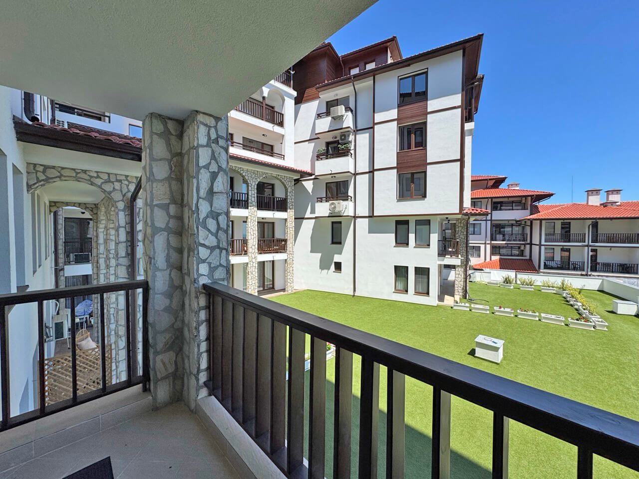 Prostorný apartmán se dvěma ložnicemi v moderním komplexu ve Svatém Vlasu – komfort mezi mořem a horami