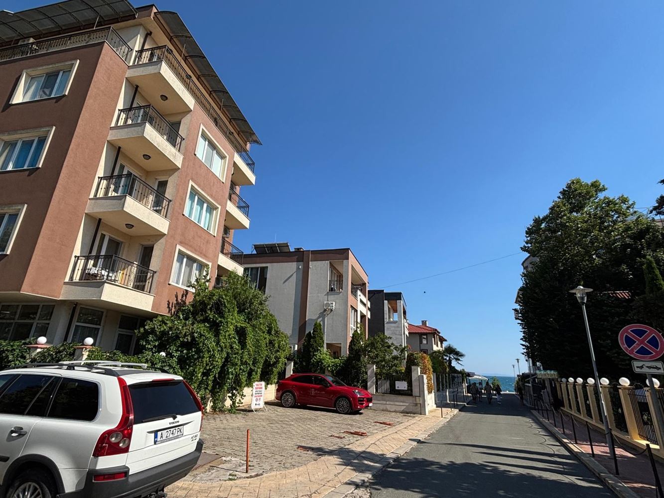 Prostorný apartmán se třemi ložnicemi a panoramatickým výhledem na moře pouze 50 metrů od pláže – nízký poplatek za údržbu!