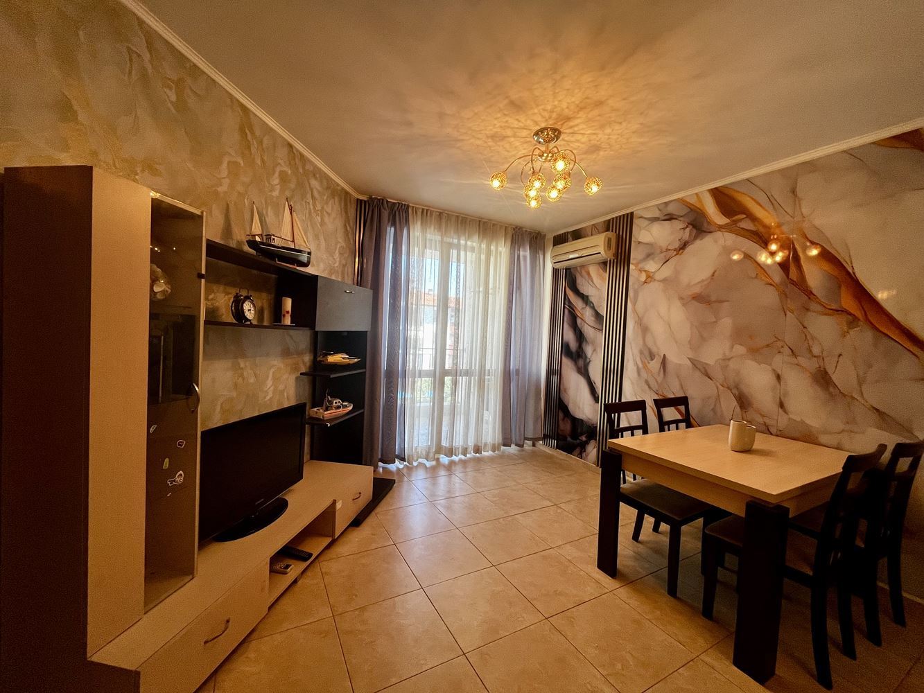 Prostorný apartmán se dvěma ložnicemi v Nesebaru – kompletně zařízený a připravený k nastěhování