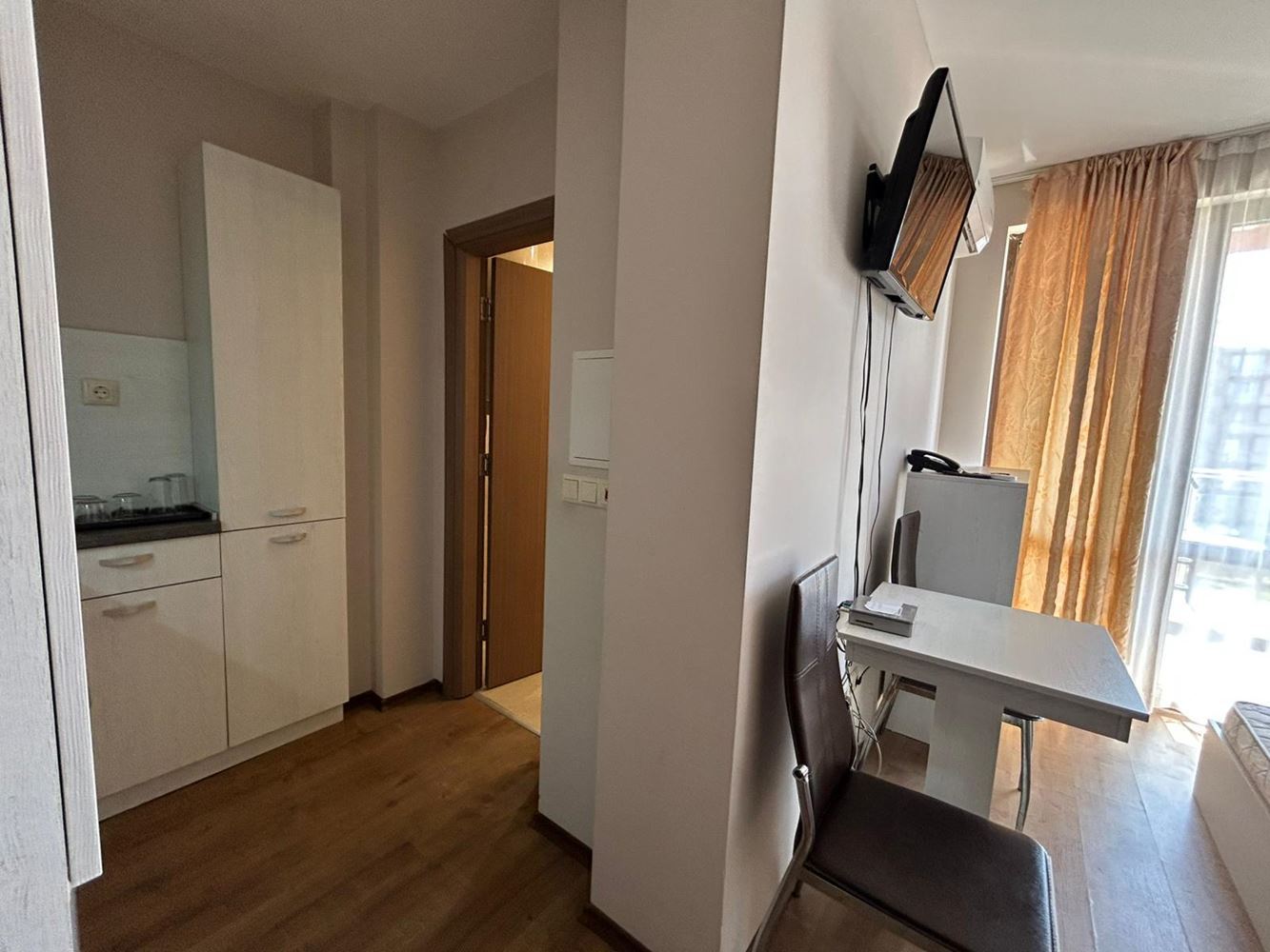 Skvělé studio s krásným výhledem na bazén v srdci Slunečného pobřeží