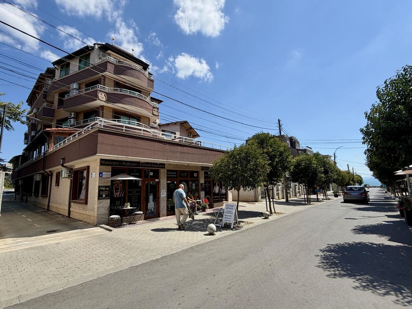 Sarafovo – prostorný apartmán s jednou ložnicí, Aktem 16, minimálním poplatkem za údržbu a kompletním vybavením