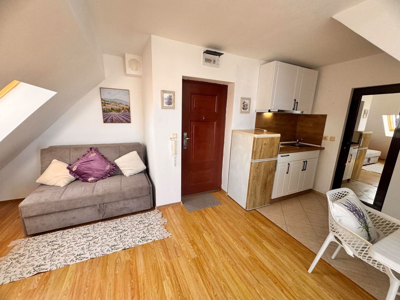 Stylové studio s panoramatickou terasou v Pomorie – nízký poplatek za údržbu, jižní orientace a vynikající lokalita blízko moře