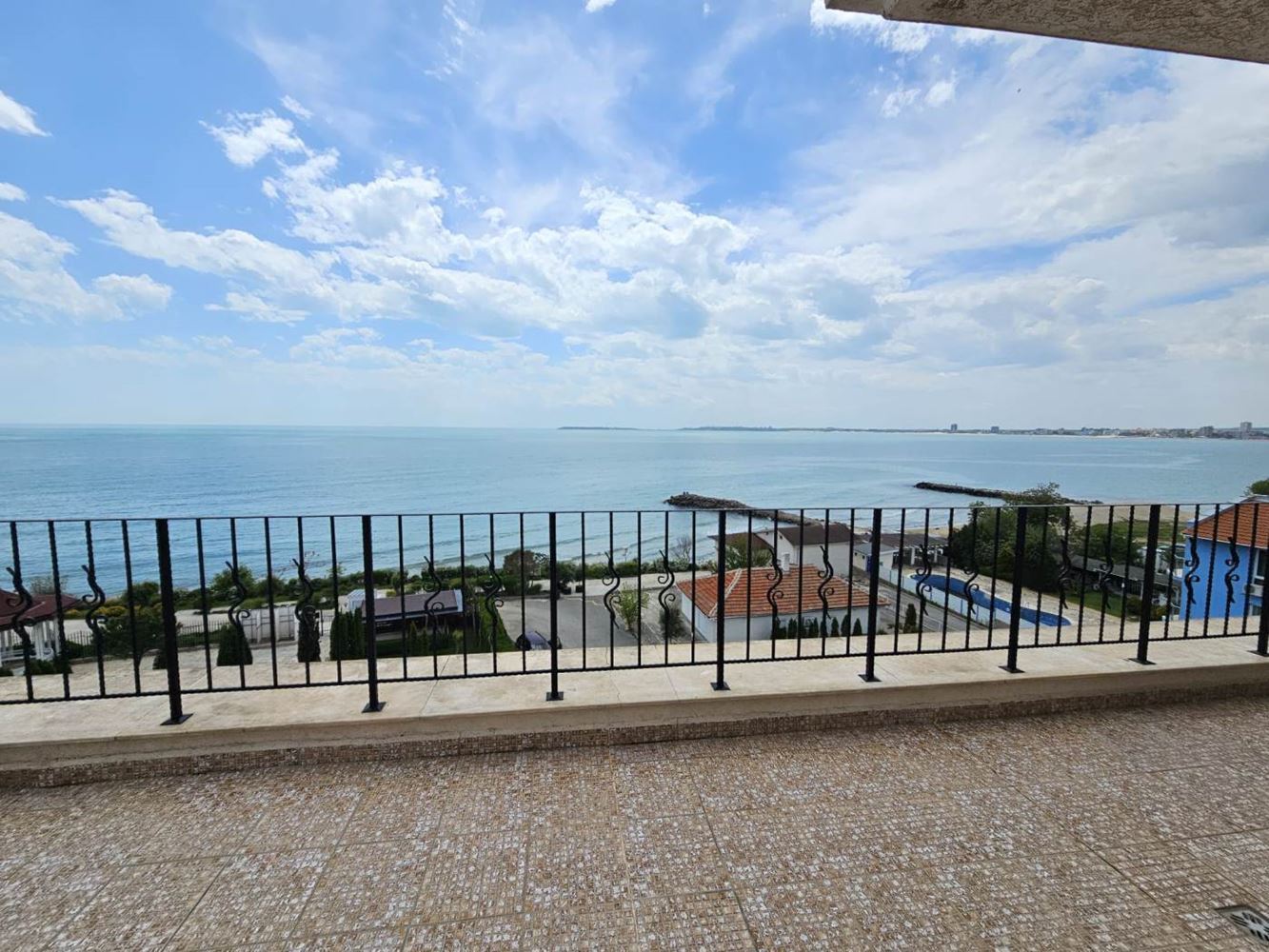 Sveti Vlas – apartmán se třemi ložnicemi s přímým panoramatickým výhledem na moře v komplexu na první linii