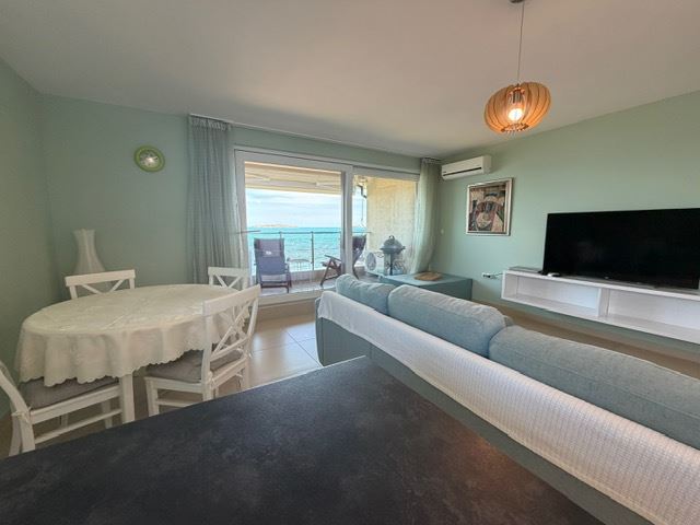 Prostorný apartmán se 2 ložnicemi v první linii u moře s čelním panoramatickým výhledem na moře