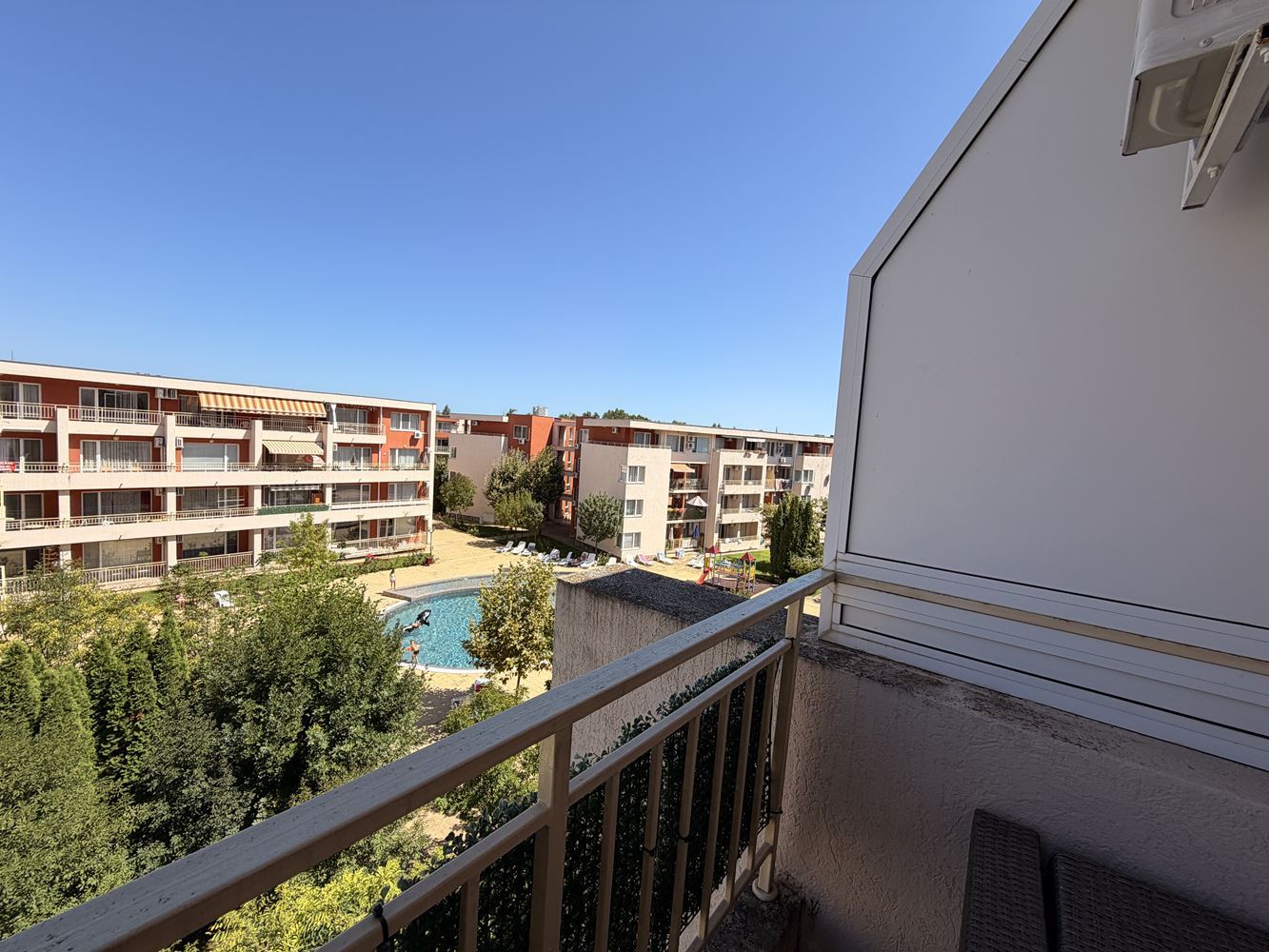 Útulný apartmán s jednou ložnicí v Slunečném pobřeží – krásný výhled na bazén a vynikající komplex pro odpočinek a investici