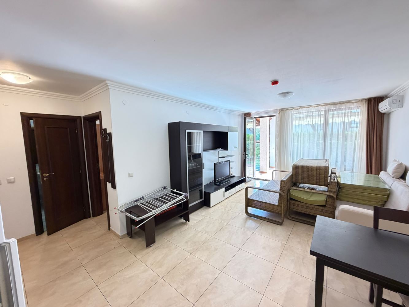 Apartmán v první linii u moře s přímým přístupem na pláž ve Sveti Vlas – vlastní zahrádka u apartmánu
