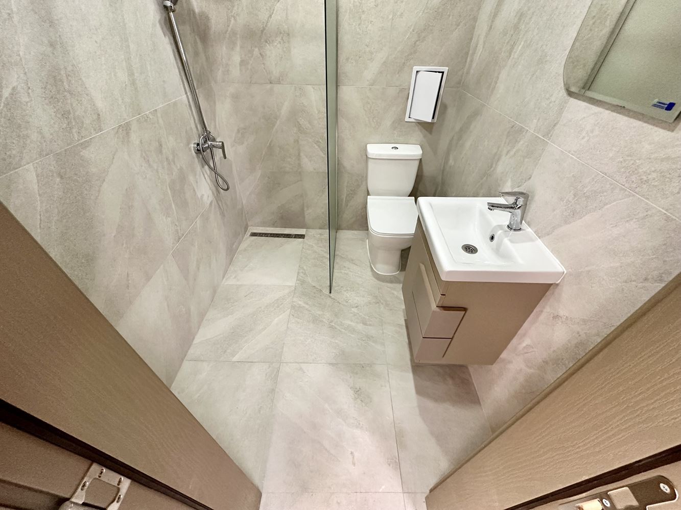 Útulný byt s jednou ložnicí s výhledem na bazén a zeleň ve Slunečném pobřeží – připraven k užívání