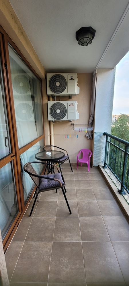 Útulný apartmán s jednou ložnicí s novým vybavením v uzavřeném komplexu u moře v letovisku Elenite