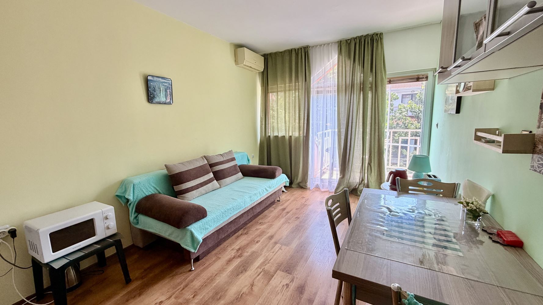 Apartmán s jednou ložnicí v Sunny Beach – klid, zeleň a komfort v srdci letoviska