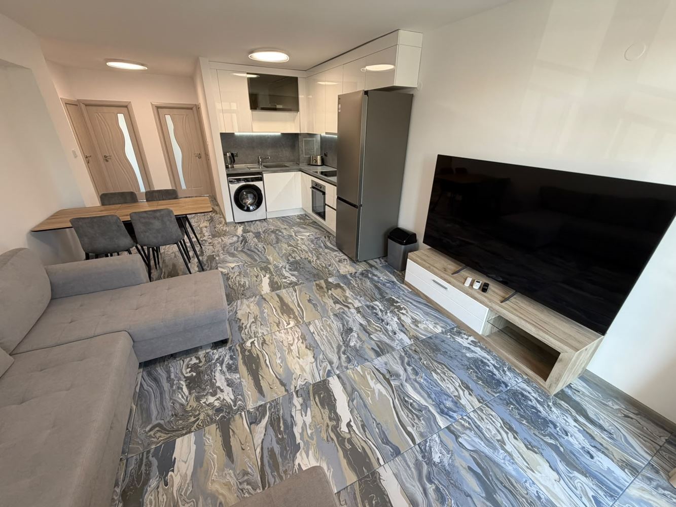 Prostorný apartmán se dvěma ložnicemi a výhledem na bazén v Slunečném pobřeží – vynikající volba pro rodinu a investici