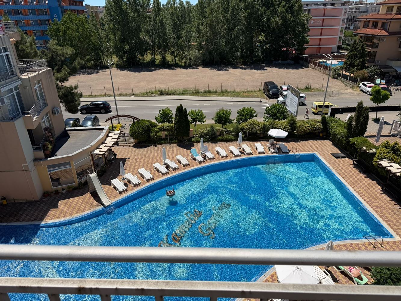 Prostorný apartmán s jednou ložnicí v prestižním uzavřeném komplexu blízko pláže na Slunečním pobřeží
