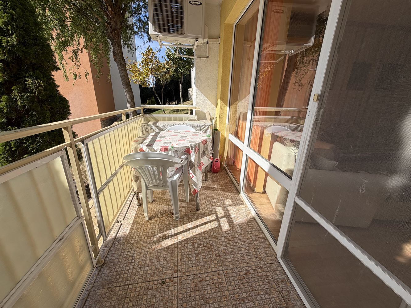 Apartmán s jednou ložnicí, prostornou terasou a výhledem na moře ve Sveti Vlas – 300 metrů od pláže