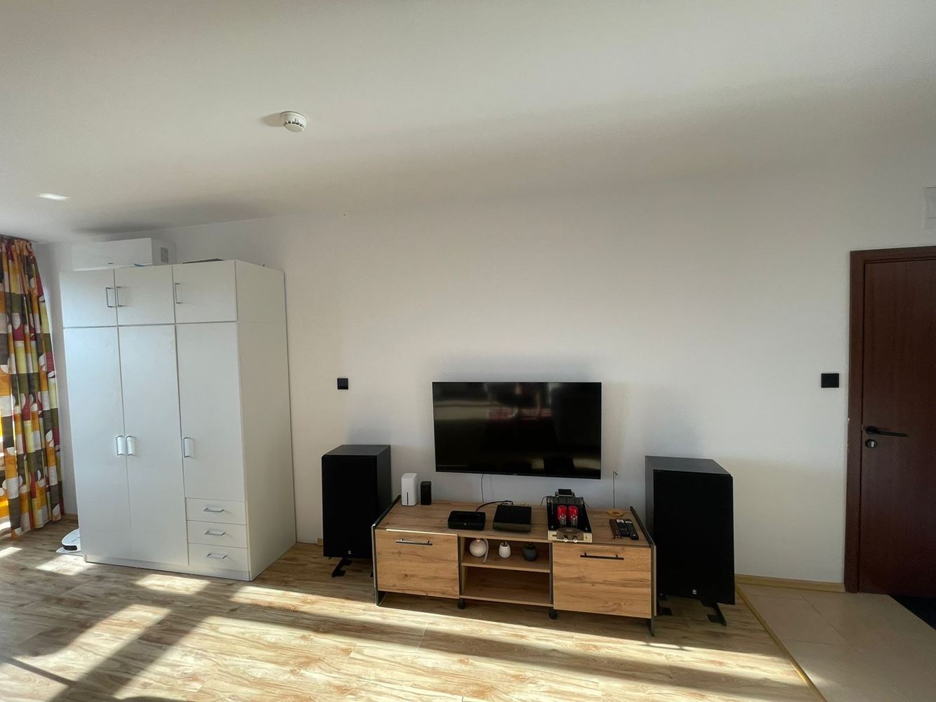 Stylové studio s moderním vybavením a částečným výhledem na moře na Slunečném pobřeží