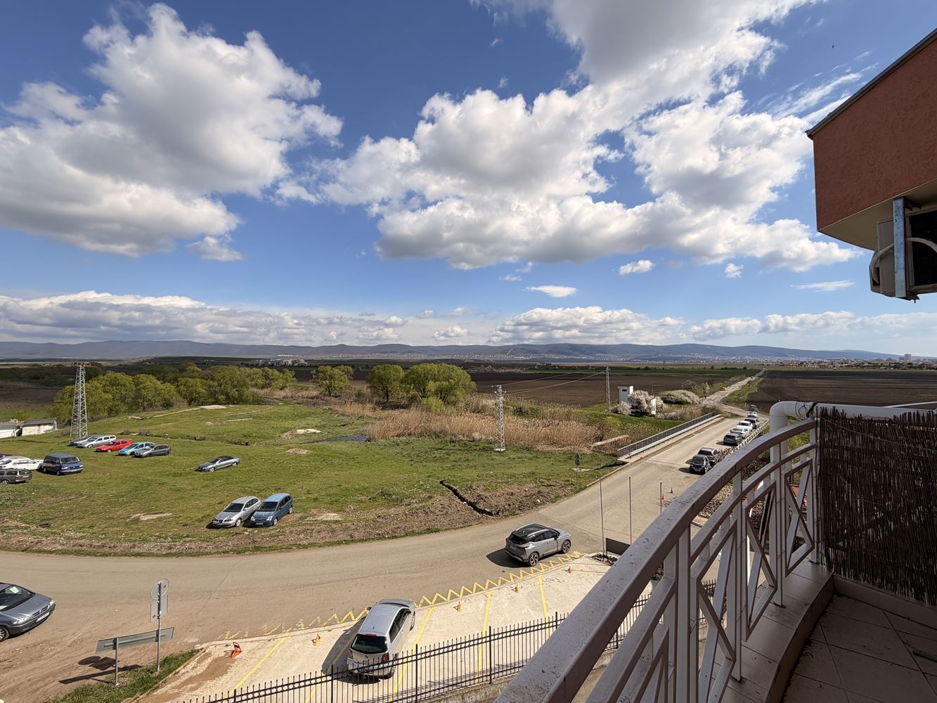 Byt se dvěma ložnicemi s panoramatickou terasou na okraji Sunny Beach – komfort, klid a styl